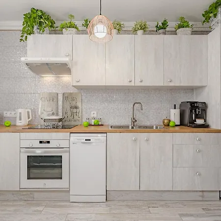 Apartment 1 минута до пляжа, кондиционер, барбекю, Wi-fi *